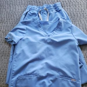 Figs scrubs Casma small 3 pocket top and Zamora high waisted jo XS petite pants.